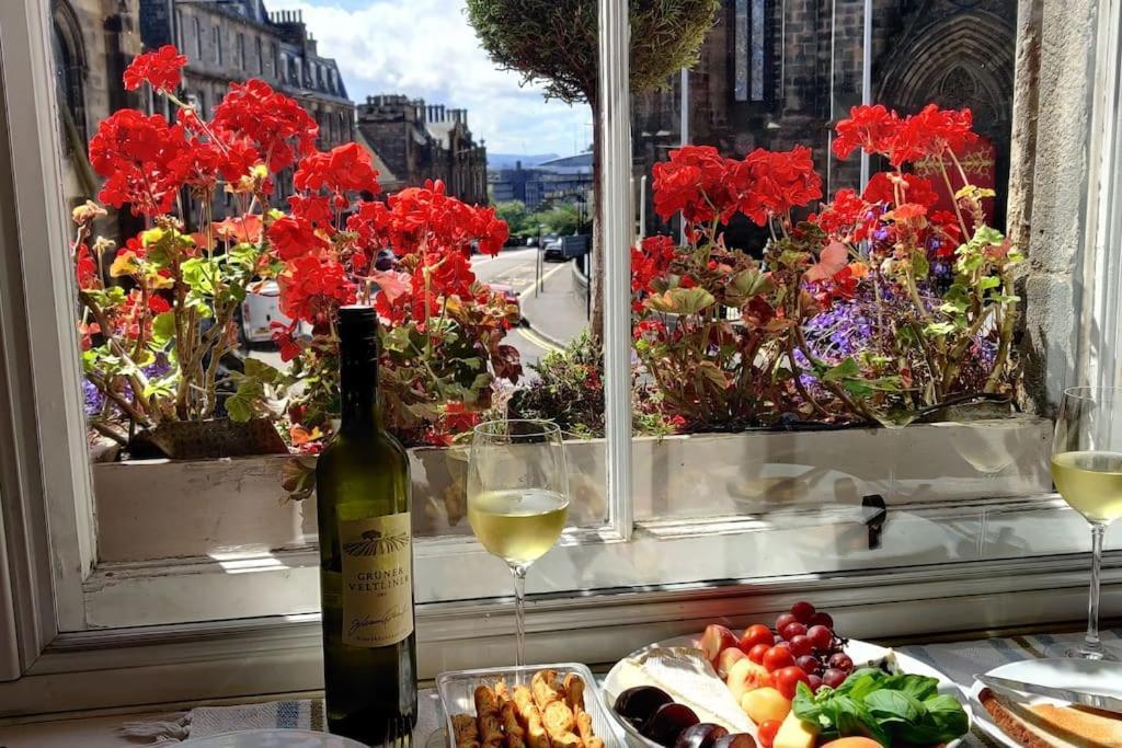 Royal Mile Apt, Just 1 Min From Edinburgh Castle! ภายนอก รูปภาพ